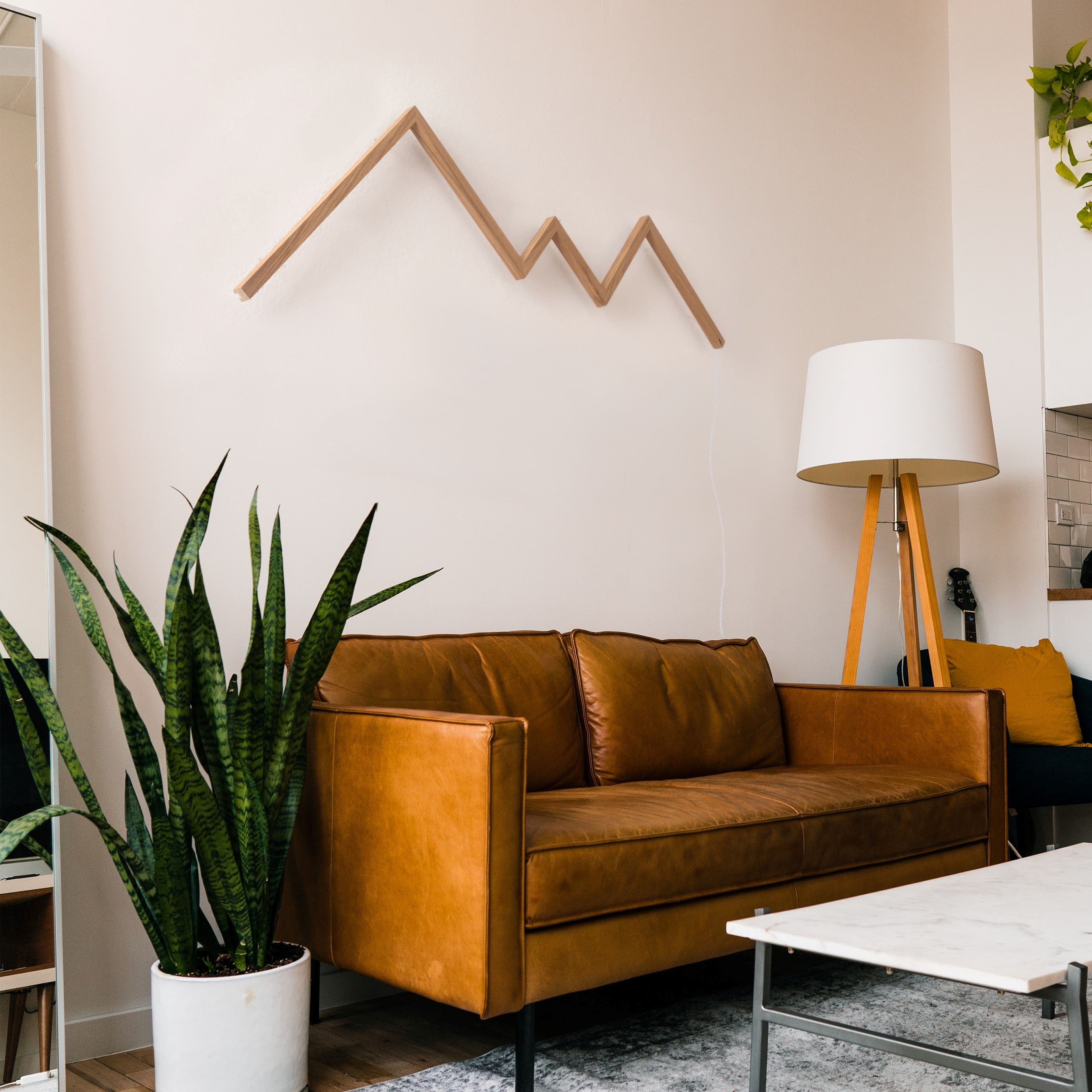 Bergverliebt Wandbild im Wohnzimmer und indirekte Beleuchtung als Berglampe