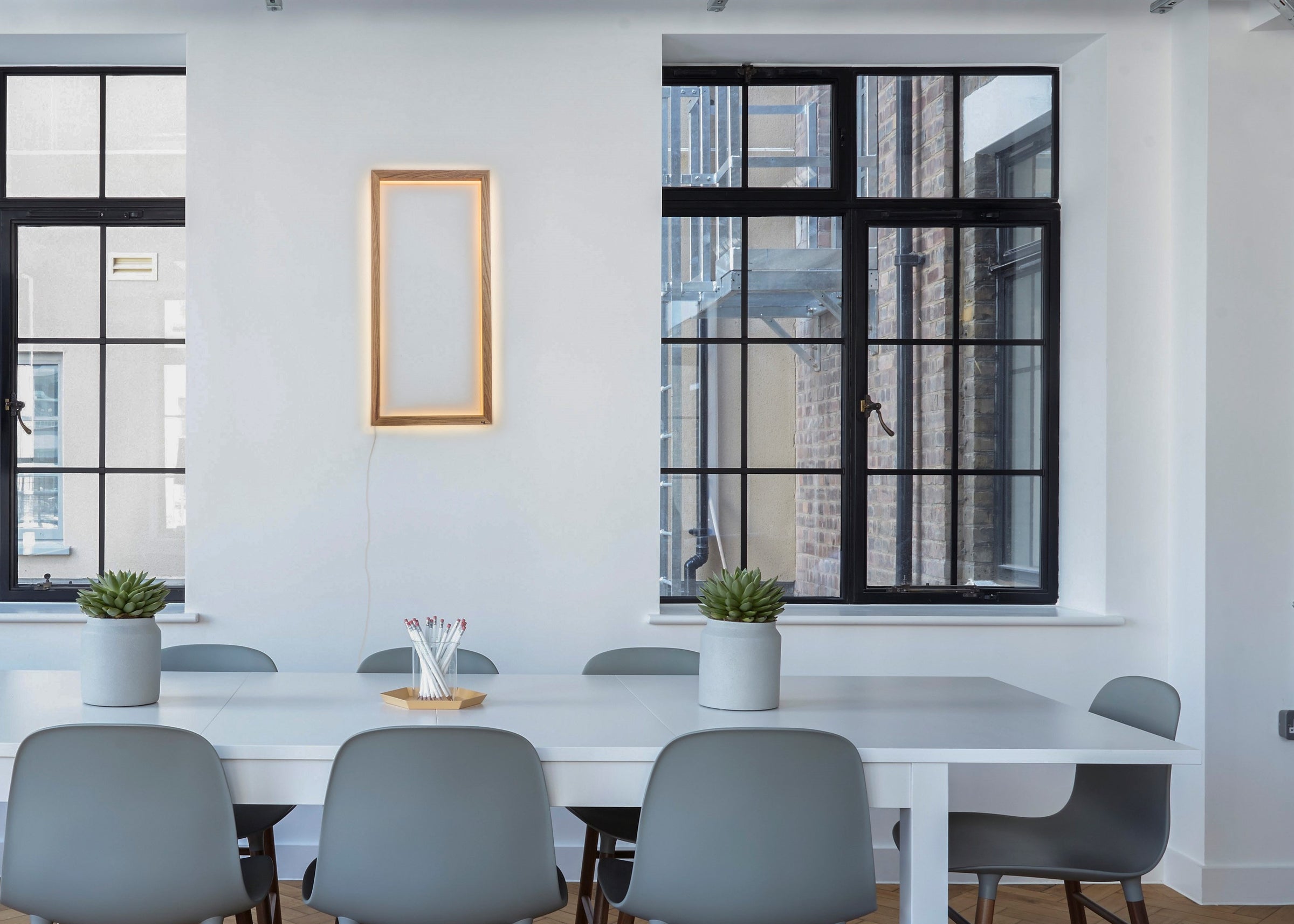 Wandlampe aus Eichen Holz für das Büro und Besprechungszimmer